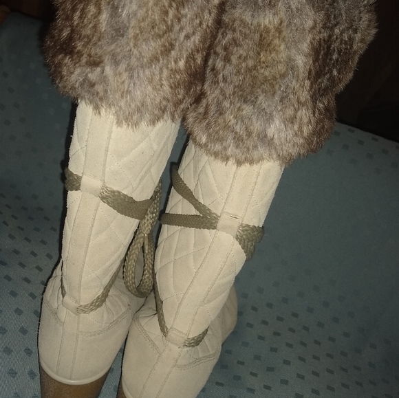 Marc Jacobs cream suede wedge boots. Size 36 - Picture 4 of 12